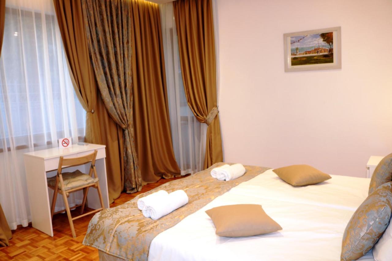 Central Varna Apartment - Lets4Holiday Bagian luar foto